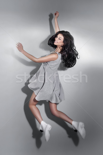 Glimlachend mooie brunette vrouw springen gelukkig Stockfoto © PawelSierakowski