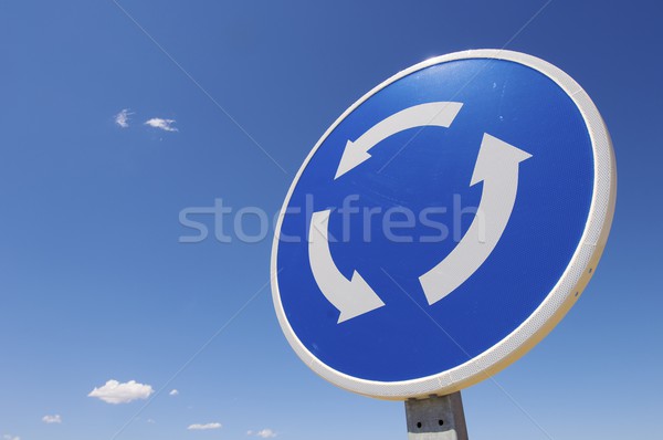 Körforgalom jel kék ég város utca háttér Stock fotó © pedrosala
