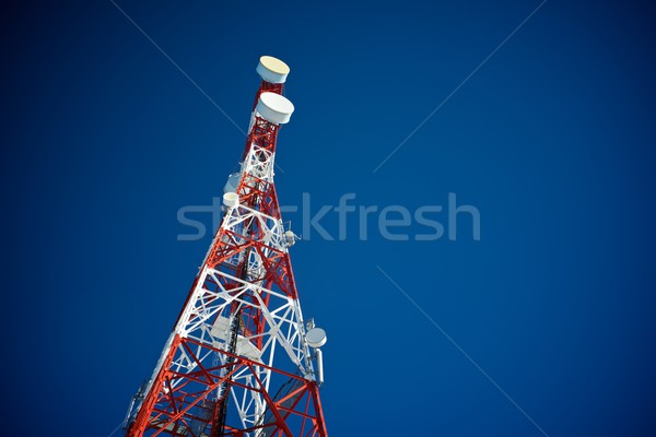 Telekomunikacja wieża Błękitne niebo działalności niebo telewizji Zdjęcia stock © pedrosala