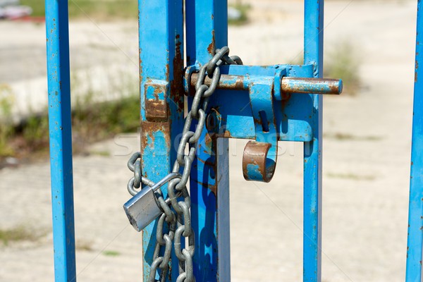 Stockfoto: Gesloten · deur · keten · hangslot · gebouw · Blauw