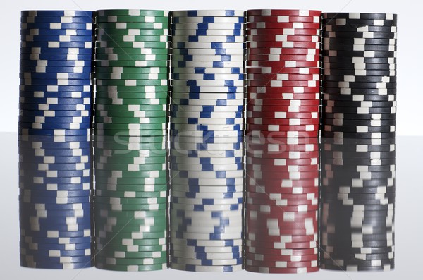 Foto stock: Fichas · de · casino · blanco · mesa · fondo · verde