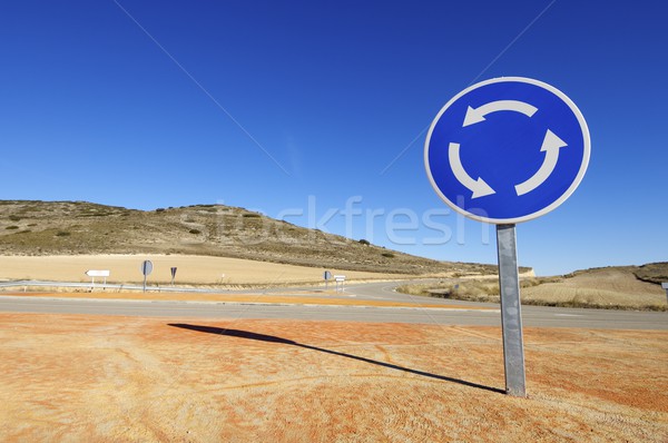 Sens giratoriu semnala vedere Blue Sky oraş stradă Imagine de stoc © pedrosala