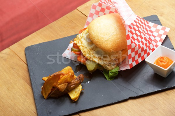 漢堡 芯片 雞蛋 晚餐 / beef burger with fried egg and