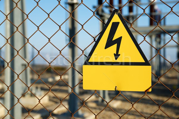Alta tensão perigo elétrico assinar metal cerca Foto stock © pedrosala