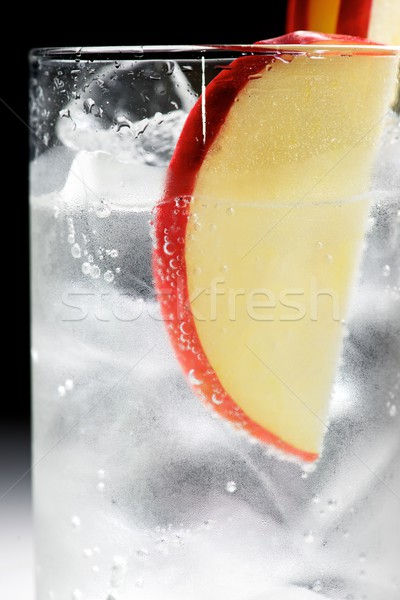Foto stock: Gin · maçã · servido · vidro · água · gelo