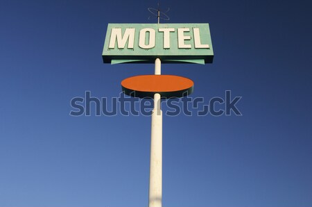 [[stock_photo]]: Motel · affiche · vert · ciel · clair · orange · bleu