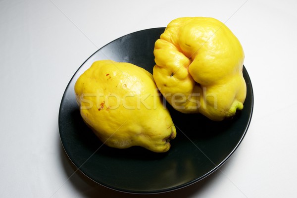 Ayva parçalar siyah çanak gıda meyve Stok fotoğraf © pedrosala
