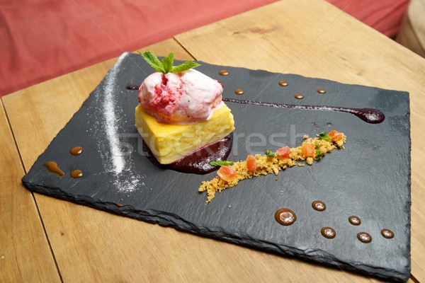 Cheesecake rouge fruits crème glacée alimentaire gâteau Photo stock © pedrosala