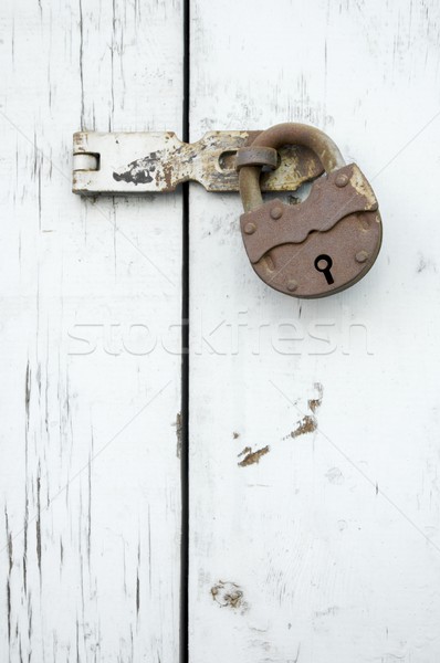 Roestige slot hout venster textuur gebouw Stockfoto © pedrosala