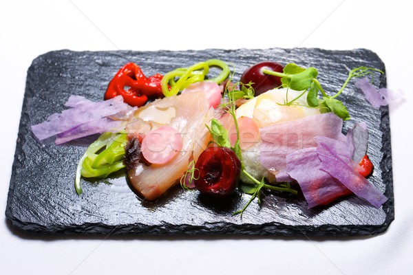 Salata de ton smântână servit tava peşte Imagine de stoc © pedrosala