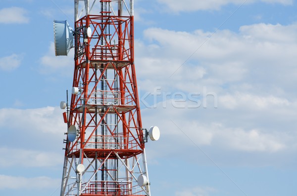 Telekomunikacja wieża dolny widoku Błękitne niebo la Zdjęcia stock © pedrosala