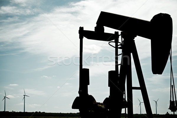 Poço de petróleo la céu azul indústria energia Foto stock © pedrosala