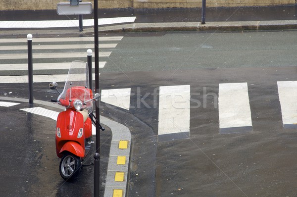 Roşu motocicletă stradă Paris Franta apă Imagine de stoc © pedrosala