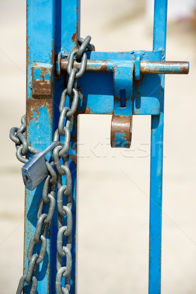 Stockfoto: Gesloten · deur · keten · hangslot · gebouw · Blauw