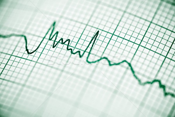 Electrocardiograma hârtie formă inimă corp Imagine de stoc © pedrosala