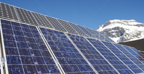 Fotovoltaice acoperiş coliba vale zăpadă Imagine de stoc © pedrosala