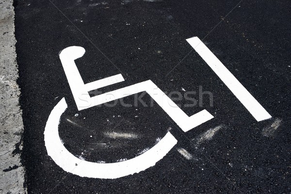 Parking miejsce niepełnosprawnych ludzi drogowego miasta Zdjęcia stock © pedrosala