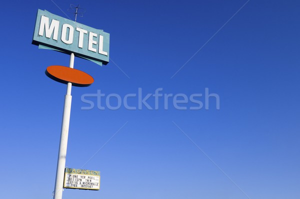 [[stock_photo]]: Motel · affiche · vert · ciel · bleu · orange · bleu