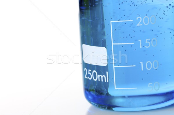 燒杯 細節 液體 藍色 白 背景 商業照片 © pedrosala