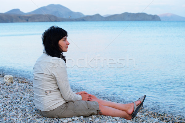 女子 坐在 海灘 空的 放寬 商業照片 © pekour