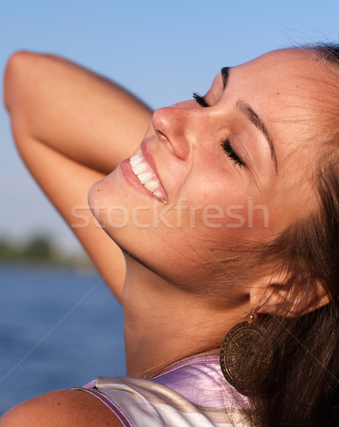 Piękna dziewczyna rzeki brzegu kobieta szczęśliwy Zdjęcia stock © pekour