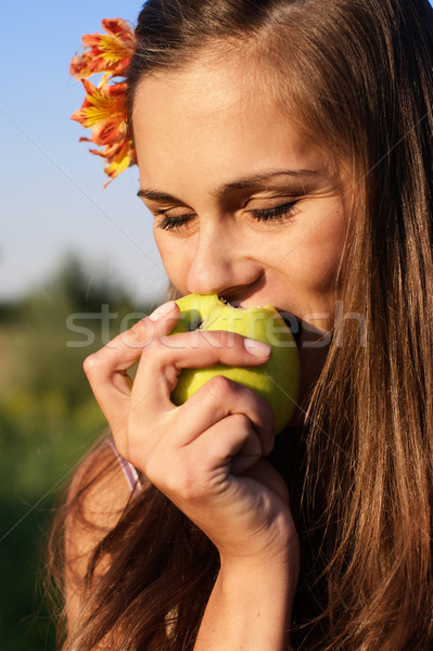 Foto stock: Joven · morder · manzana · flor · pelo · hermosa · niña