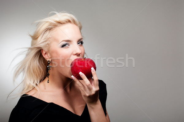 金發碧眼的女人 咬 紅蘋果 梯度 女子 商業照片 © pekour