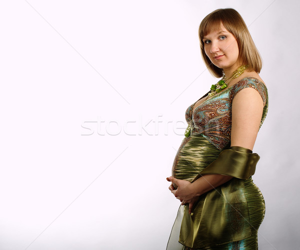 Femeie gravida rochie de seara verde studio gravidă portret Imagine de stoc © pekour