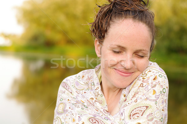 Fericit femeie în aer liber umed păr prosop Imagine de stoc © pekour