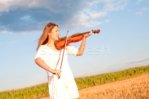 [[stock_photo]]: Jeune · femme · jouer · violon · extérieur · domaine · été