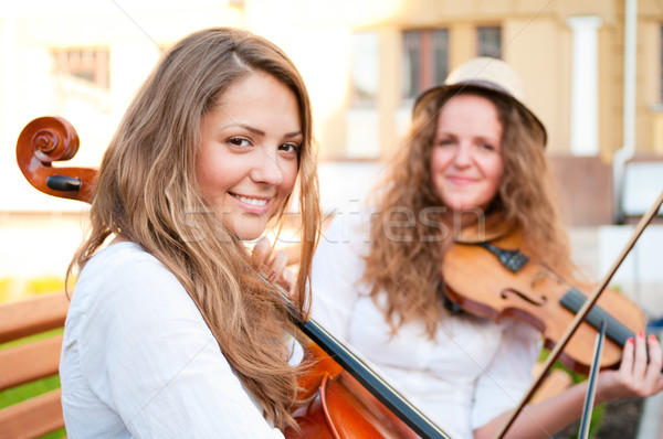 Dwie kobiety gry skrzypce wiolonczela ulicy europejski Zdjęcia stock © pekour