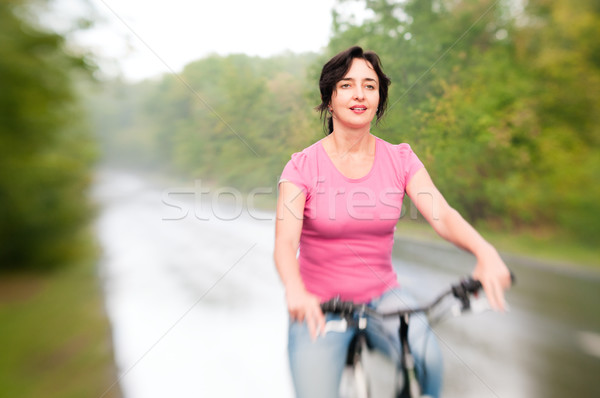 Foto stock: Mulher · bicicleta · chuvoso · floresta · estrada · efeito