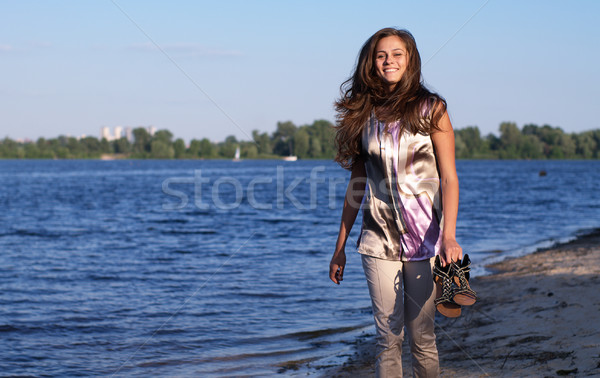 Foto d'archivio: Felice · a · piedi · nudi · ragazza · spiaggia · esecuzione · sera