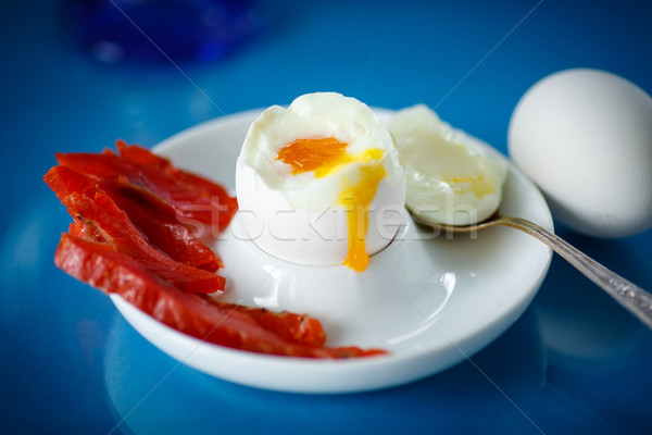 Huevo pasado por agua placa azul alimentos huevo rojo Foto stock © Peredniankina