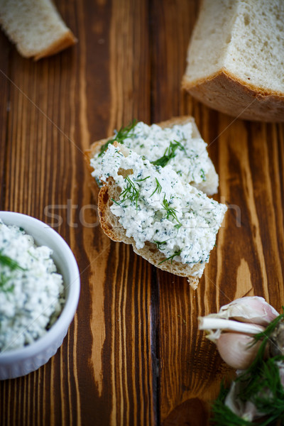 Falatozó sós sajt gyógynövények szendvicsek fa asztal Stock fotó © Peredniankina