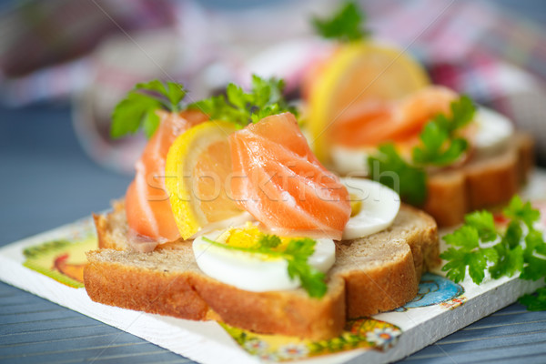 Szendvics sózott lazac tojás citrom fa Stock fotó © Peredniankina