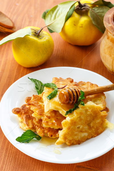 薄荷    苹果    表 / pancakes with quince on   plate with mint