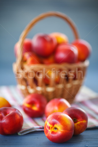 Maturo dolce tavolo in legno foglia frutta Foto d'archivio © Peredniankina