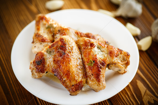 жареная курица крыльями чеснока деревянный стол продовольствие куриные Сток-фото © Peredniankina