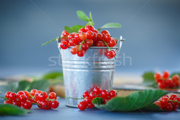 紅醋栗 成熟 紅色 桶 木桌 背景 商業照片 © Peredniankina