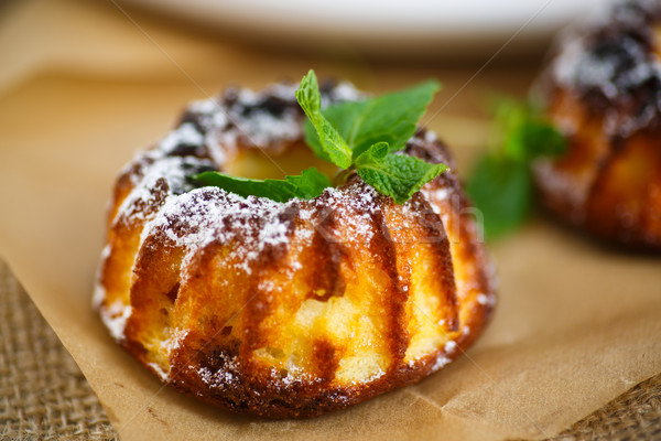 Sajt muffinok édes minitorták porcukor asztal Stock fotó © Peredniankina