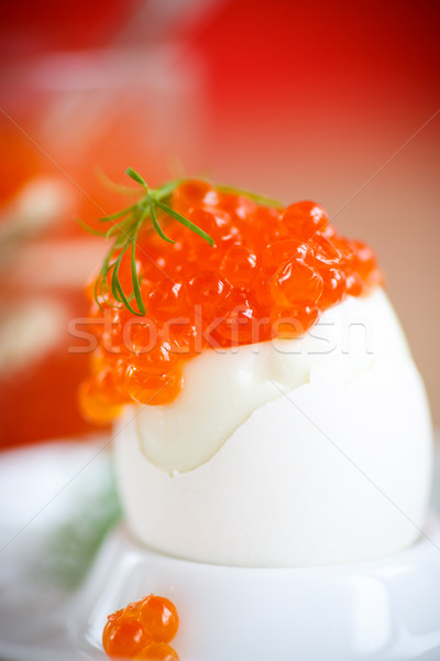 Huevo pasado por agua rojo caviar placa mesa peces Foto stock © Peredniankina