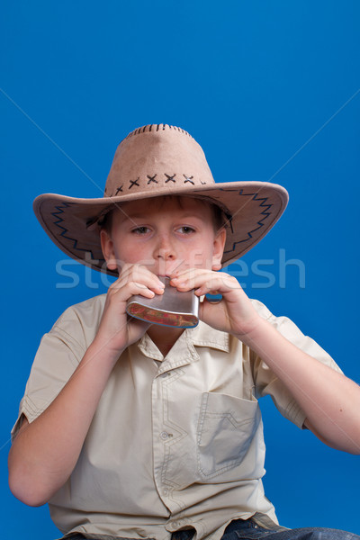 Portret băiat cowboy palarie albastru modă fundal Imagine de stoc © Peredniankina