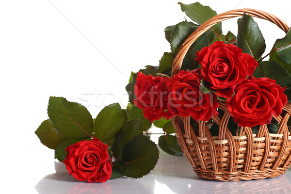 Virágcsokor vörös rózsák gyönyörű kosár fehér nő Stock fotó © Peredniankina