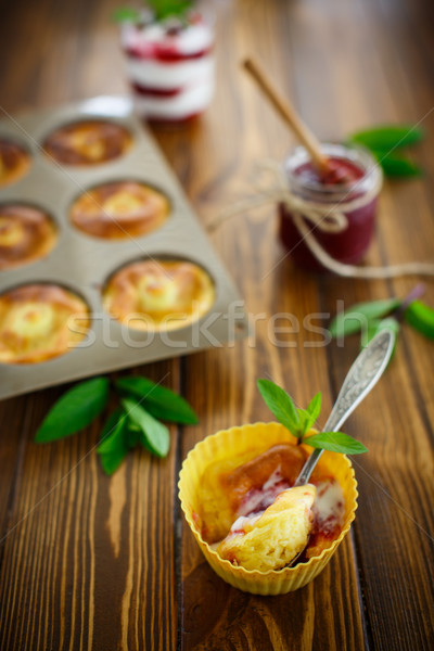 Cheesecake jam silicone muffa tavolo in legno frutta Foto d'archivio © Peredniankina
