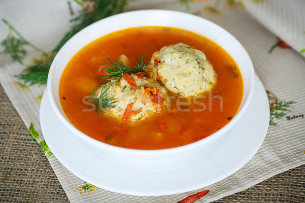 Tomatensoep gehaktballetjes vis witte plaat tabel Stockfoto © Peredniankina