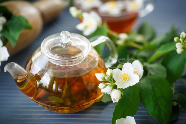 Foto stock: Té · tetera · rama · mesa · de · madera · flor · alimentos