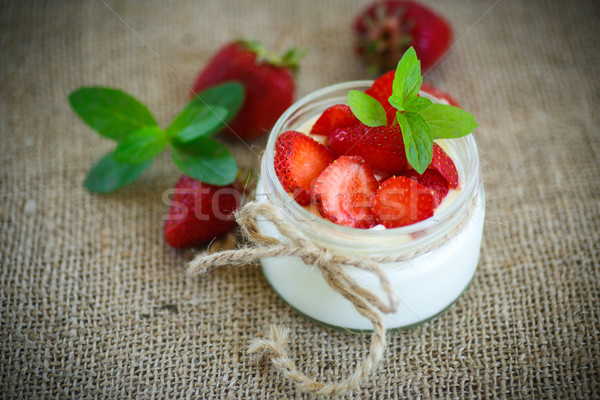 Dolce yogurt fresche fragole fatto in casa Foto d'archivio © Peredniankina