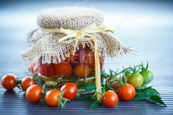 Zdjęcia stock: Pomidory · marynowane · przyprawy · drewniany · stół · szkła · tle