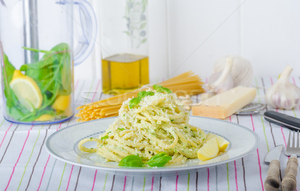 Imagine de stoc: Macaroane · pesto · ulei · de · măsline · ierburi · nuci · parmezan